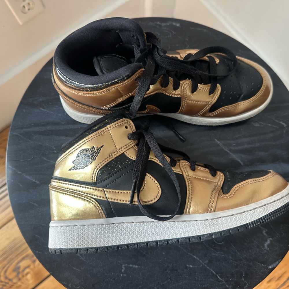 Jordan 1 Retro High OG Black & Gold Metallic High-Top Sneakers Size 4.5(Big Boy)
